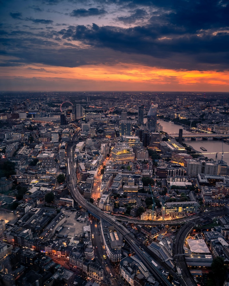 英国公司保险夜景