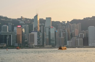 6个月150亿！香港投资移民爆火，有钱人为何青睐特区护照？